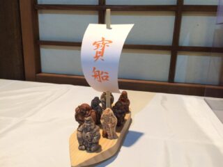 恒例の横浜七福神のお知らせです。
元日から7日までの7日間となります。
御朱印は色紙、朱印帳ともに500円にて、
それぞれの神様のお姿（御神体）を500円にて授与いたします。どうぞ１年の初めにお参りください。
#西方寺#横浜西方寺#横浜七福神#七福神めぐり#新羽#港北区#御朱印