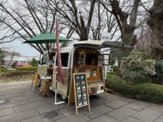 春の嵐ですね。桜が心配😟です
来週はniki coffeeさんが5日、7日、10日と出店して下さいます。今、ソメイヨシノ、レンギョウが見頃ですので、是非お参り下さい。
花桃の花が終わったので恒例の剪定作業してます。桃の花は、新たに出た枝に花を付けるので花が終わったら早めに剪定します。早朝のみの作業でコツコツとやってます。終わったら次はミモザも。
#西方寺#nikicoffee #桜#剪定作業#レンギョウ